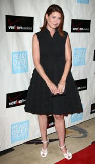 Debra Messing feet photo thumbnail