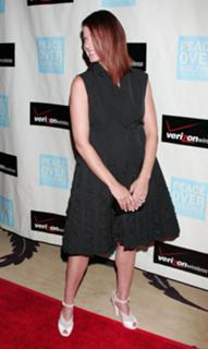 Debra Messing feet photo thumbnail
