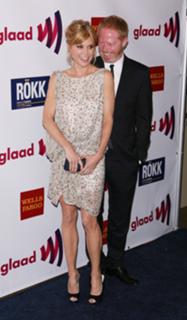 Julie Bowen feet photo thumbnail