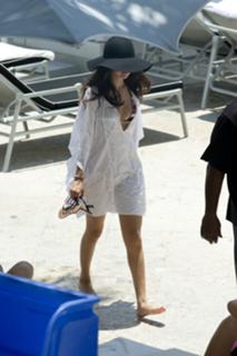 Selena Gomez feet photo thumbnail