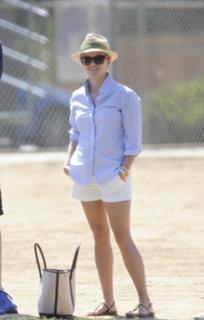 Reese Witherspoon feet photo thumbnail