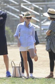 Reese Witherspoon feet photo thumbnail