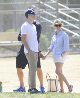 Reese Witherspoon feet photo thumbnail