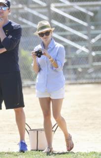 Reese Witherspoon feet photo thumbnail