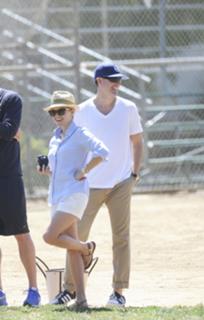 Reese Witherspoon feet photo thumbnail