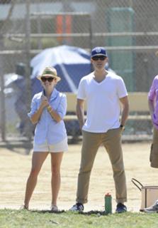Reese Witherspoon feet photo thumbnail