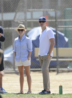 Reese Witherspoon feet photo thumbnail