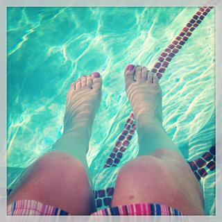 Angela Kinsey feet photo thumbnail