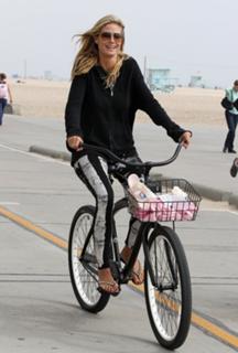 Heidi Klum feet photo thumbnail