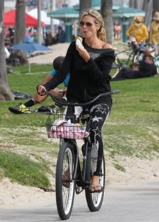 Heidi Klum feet photo thumbnail