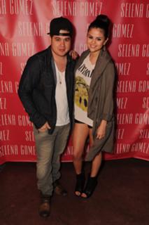 Selena Gomez feet photo thumbnail