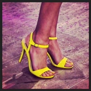 Caterina Balivo feet photo thumbnail