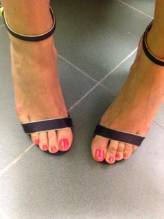 Caterina Balivo feet photo thumbnail