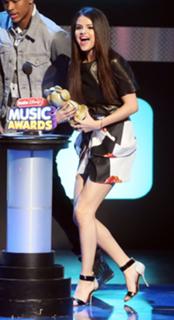Selena Gomez feet photo thumbnail