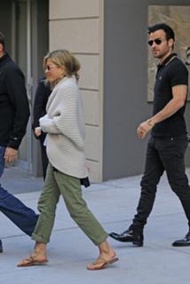 Jennifer Aniston feet photo thumbnail