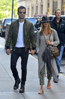 Jennifer Aniston feet photo thumbnail