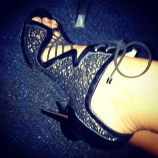 Dania Ramirez feet photo thumbnail