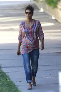 Halle Berry feet photo thumbnail