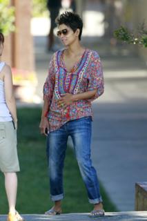 Halle Berry feet photo thumbnail