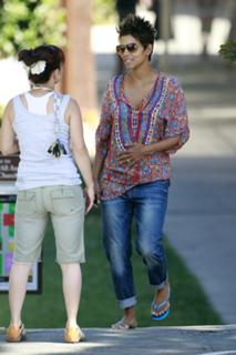 Halle Berry feet photo thumbnail