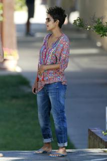 Halle Berry feet photo thumbnail