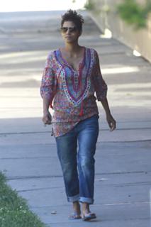 Halle Berry feet photo thumbnail