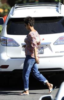 Halle Berry feet photo thumbnail