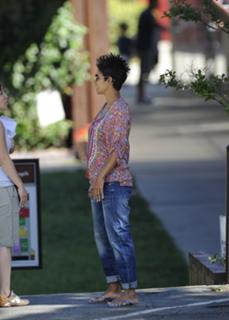 Halle Berry feet photo thumbnail