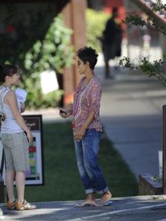 Halle Berry feet photo thumbnail