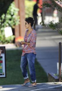 Halle Berry feet photo thumbnail