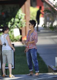 Halle Berry feet photo thumbnail