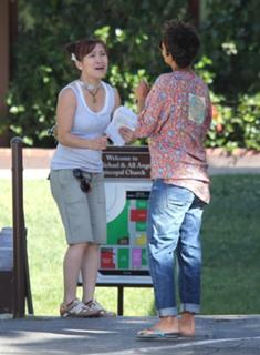 Halle Berry feet photo thumbnail