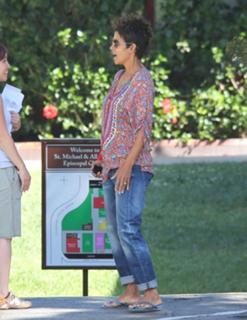 Halle Berry feet photo thumbnail