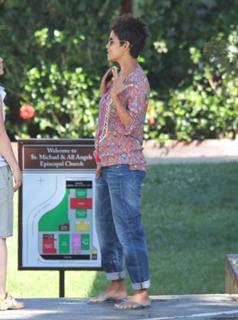 Halle Berry feet photo thumbnail