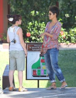 Halle Berry feet photo thumbnail