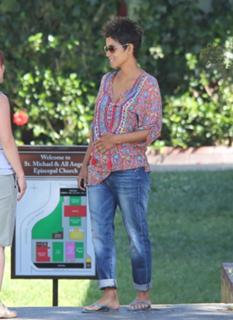 Halle Berry feet photo thumbnail