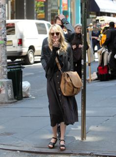Emma Stone feet photo thumbnail