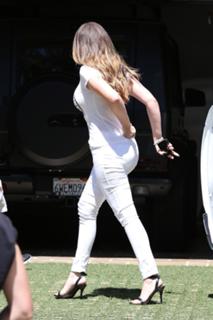 Khloé Kardashian feet photo thumbnail