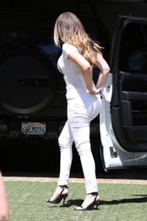Khloé Kardashian feet photo thumbnail