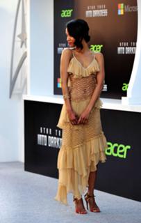 Zoe Saldana feet photo thumbnail