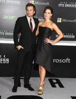 Kate Beckinsale feet photo thumbnail