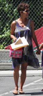 Halle Berry feet photo thumbnail