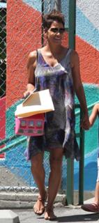 Halle Berry feet photo thumbnail