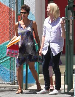 Halle Berry feet photo thumbnail
