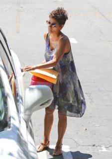 Halle Berry feet photo thumbnail