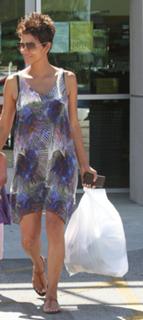 Halle Berry feet photo thumbnail