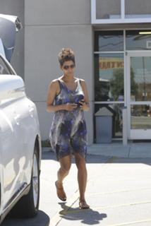 Halle Berry feet photo thumbnail