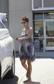 Halle Berry feet photo thumbnail