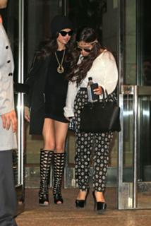 Selena Gomez feet photo thumbnail