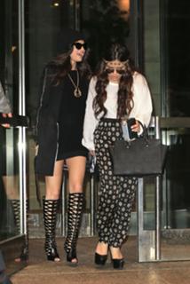 Selena Gomez feet photo thumbnail